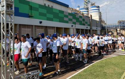 Apae de Três Lagoas recebe 800 kg de doações arrecadadas em corrida da Suzano